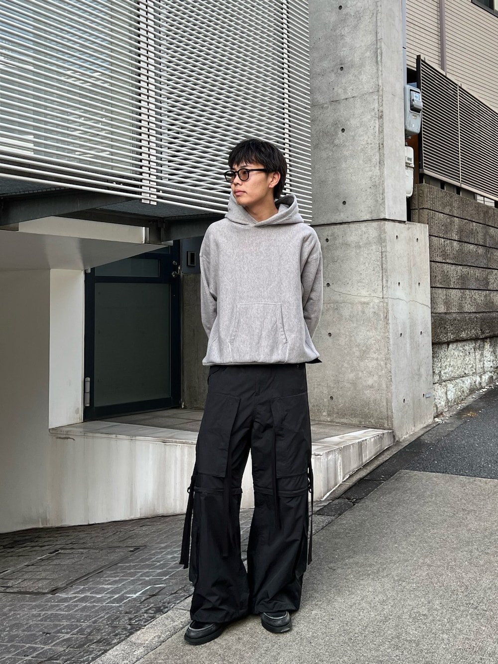 「最近のいい感じコーデ、オトナカジュアル、大人コーデ、着回しコーデ、おでかけコーデ、パーカー、グレー、テック系、モード、ラフ、スウェット、革靴、アイウェア、カラーサングラス、冬アウター」｜「KLEMANのPADROR（ドレスシューズ、ブラック系）」を使った、まなとさん（メンズ・182cm）の冬コーディネートの1枚目の写真