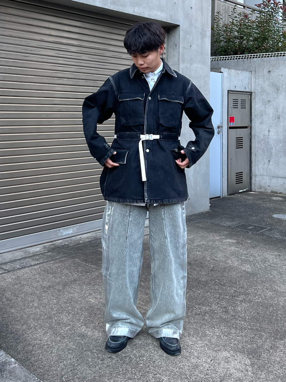 「ホワイトコーデ、大人コーデ、休日コーデ、デニム、ワイドデニム、デニムジャケット、革靴、白シャツ、シャツスタイル、モノトーン、パーカーコーデ、ワントーンコーデ、シャツ、着回しコーデ、ストリートコーデ」｜「KLEMANのPADROR（ドレスシューズ、ブラック系）」を使った、まなとさん（メンズ・182cm）の冬コーディネートの1枚目の写真