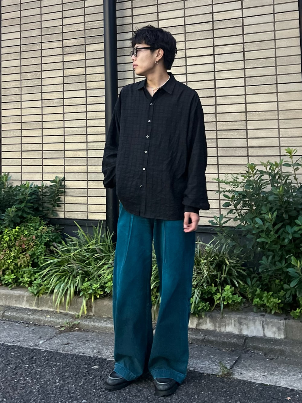 「デニム、シンプルスタイル、休日コーデ、秋冬コーデ、大人コーデ、今日のコーデ、オトナカジュアル、秋服、WEARyouthコーデ、ラフコーデ、プチプラコーデ、ファッションを楽しもう、おしゃれな人と繋がりたい、シャツスタイル、アイウェア」｜「SINSSのCheck sheer shirt / チェックシアーシャツ（シャツ/ブラウス、ブラック系）」を使った、まなとさん（メンズ・182cm）の秋コーディネートの1枚目の写真
