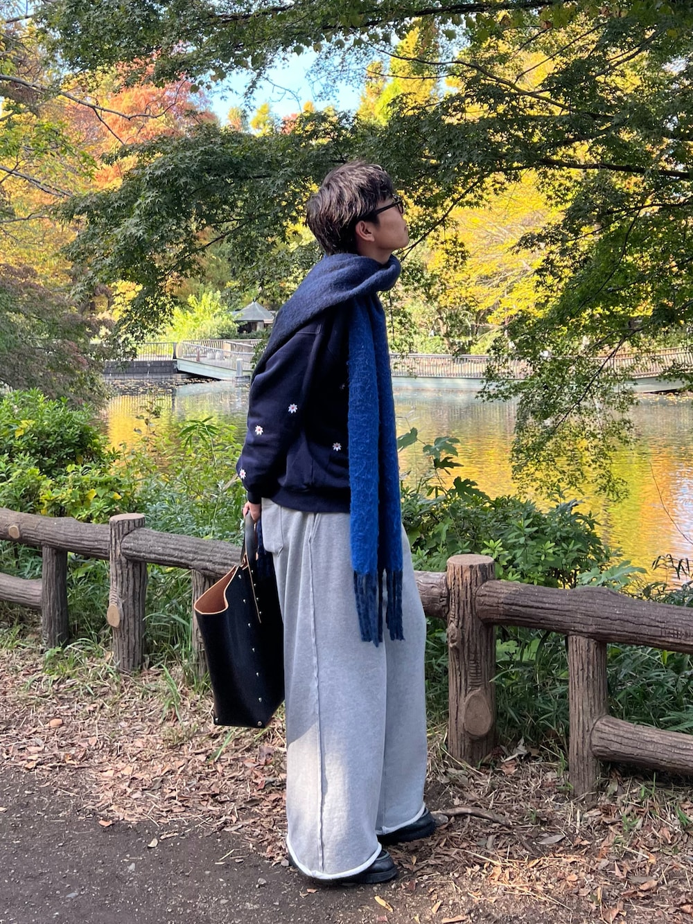 「レザー、大人コーデ、マフラー、スウェット、ローファー、ハンドバッグ、アイウェア、スウェットパンツ、スウェットスタイル、休日コーデ、休日スタイル、紅葉、秋コーデ、シンプルスタイル、キレイめ」｜「SINSSのShaggy gradation muffler / シャギーグラデーションマフラー（マフラー、ブルー系）」を使った、まなとさん（メンズ・182cm）の秋コーディネートの1枚目の写真