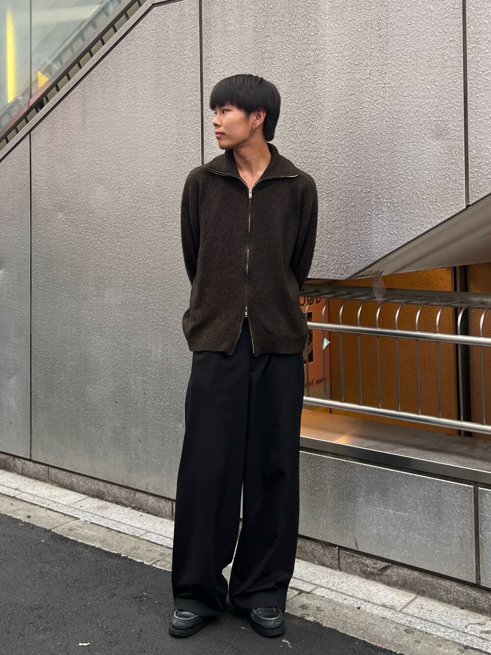 「秋コーデ、大人カジュアル、大人コーデ、秋服準備はじめました、秋っぽコーデ更新中、おしゃれさんと繋がりたい、ファッションを楽しもう、ootd、きれいめカジュアル、お出かけコーデ、ジップニット、スラックス、革靴」｜「SINSSのLoose silhouette zip knit / ルーズシルエットジップニット（ニット/セーター、ブラウン系）」を使った、まなとさん（メンズ・182cm）の秋コーディネートの1枚目の写真