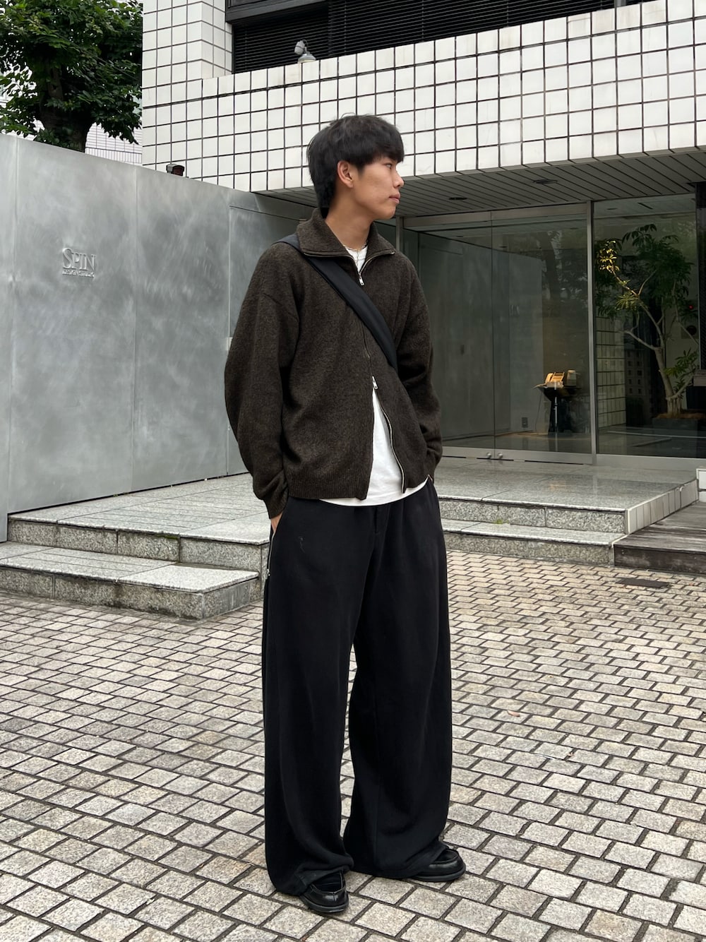 「レザー、ZOZOTOWN、ブラウン、ジップニット、白Tシャツ、革靴、スウェットパンツ、シンプルコーデ、秋冬コーデ、メンズコーデ、大人カジュアル、きれいめカジュアル、スウェット、ニット、ショルダーバッグ」｜「SINSSのLoose silhouette zip knit / ルーズシルエットジップニット（ニット/セーター、ブラウン系）」を使った、まなとさん（メンズ・182cm）の秋コーディネートの1枚目の写真