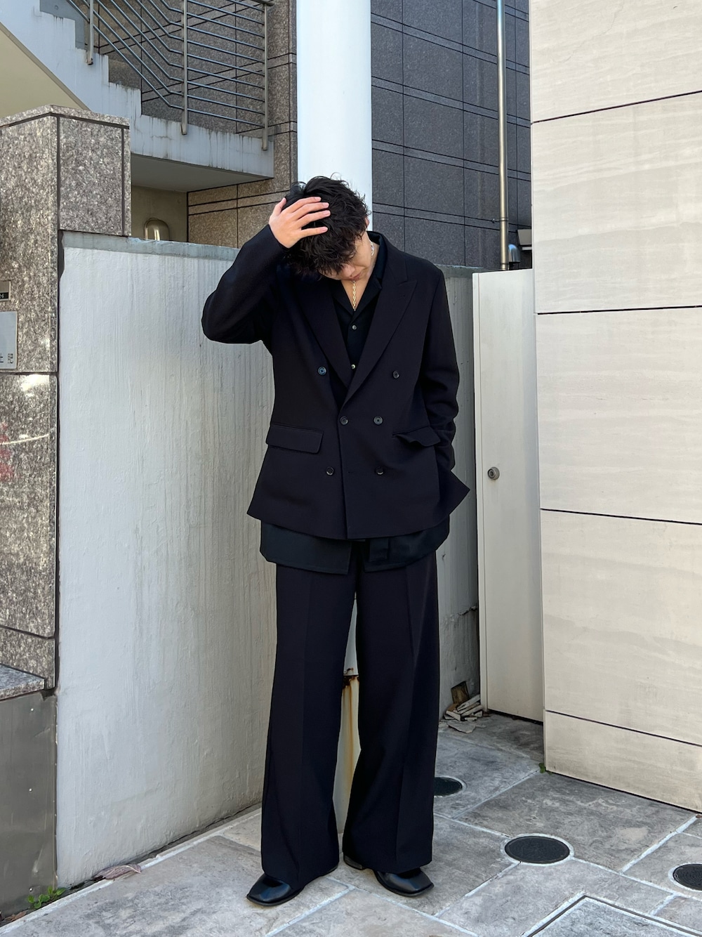 「冬コーデ、クリスマスに着たい服、マイベストコーデ2024、秋冬コーデ、大人カジュアル、今日のコーデ、ファッションを楽しもう、レイヤードスタイル、革靴、ジャケット、テーラードジャケット、スラックス、セットアップ、オールブラック、ワイドスラックス」｜「SINSSのDouble tailored jacket / ダブルテーラードジャケット（セットアップ可能）（テーラードジャケット、ブラック系）」を使った、まなとさん（メンズ・182cm）の冬コーディネートの1枚目の写真