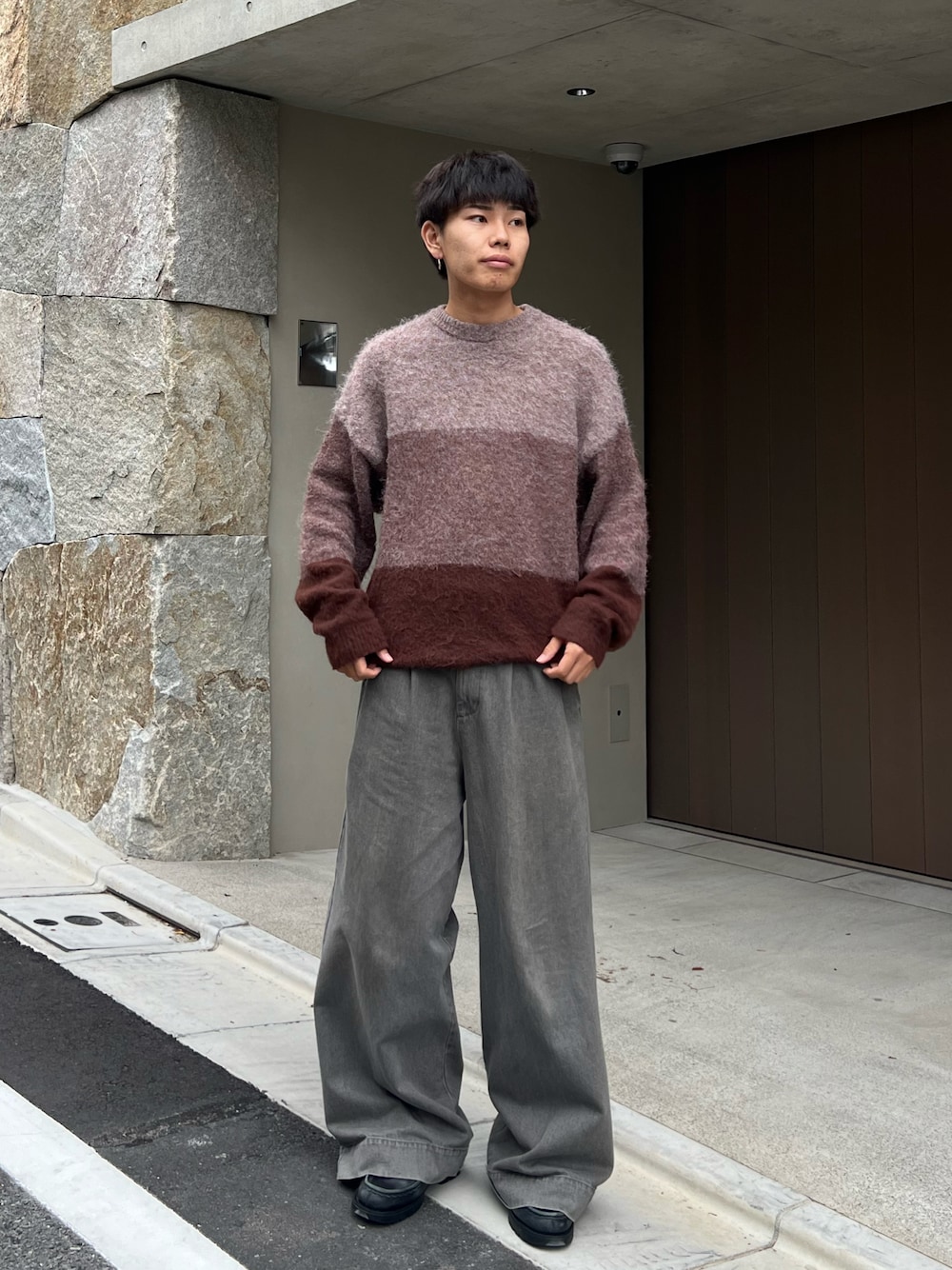 「真冬のあったかスタイル、シンプルコーデ、休日コーデ、メンズファッション、大人カジュアル、お出かけコーデ、ラフコーデ、きれいめカジュアル、最近のいい感じコーデ、ニット、デザインニット、デニム、ワイドパンツ、革靴、お洒落さんとつながりたい」｜「SINSSのBorder gradation knit / ボーダーグラデーションニット（ニット/セーター、ブラウン系）」を使った、まなとさん（メンズ・182cm）の冬コーディネートの1枚目の写真