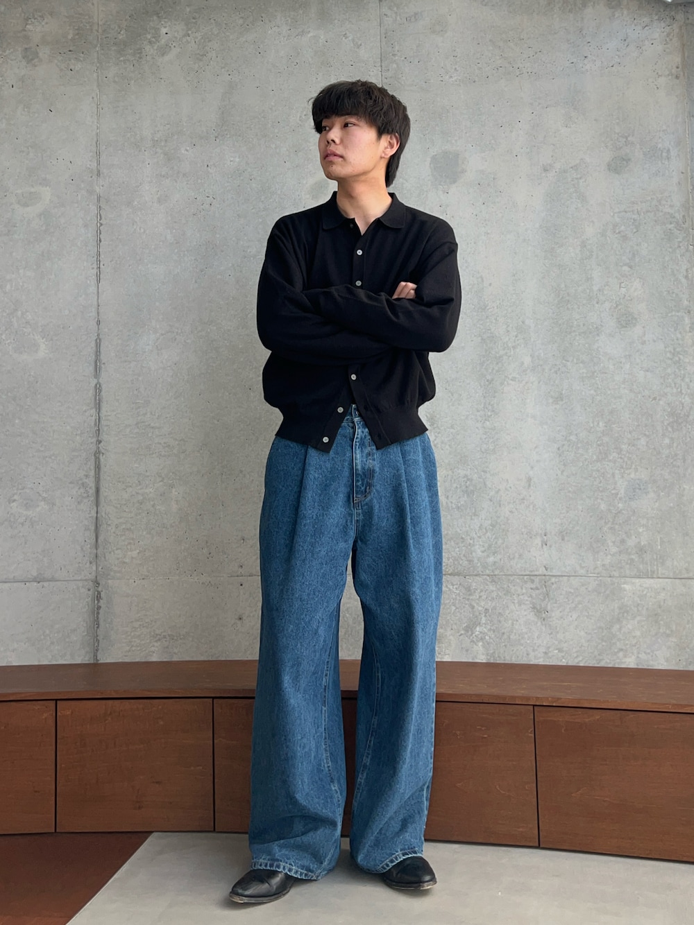 「今日のコーデ、メンズファッション、カジュアルコーデ、お洒落さんとつながりたい、ストリートコーデ、大人ファッション、デニムコーデ、春、ローファー、ニット、ポロシャツ、カーディガン、デニム、ワイドパンツ、シンプルコーデ」｜「SINSSのKnit polo cardigan / ニットポロカーディガン（カーディガン/ボレロ、ブラック系）」を使った、まなとさん（メンズ・182cm）の冬コーディネートの1枚目の写真