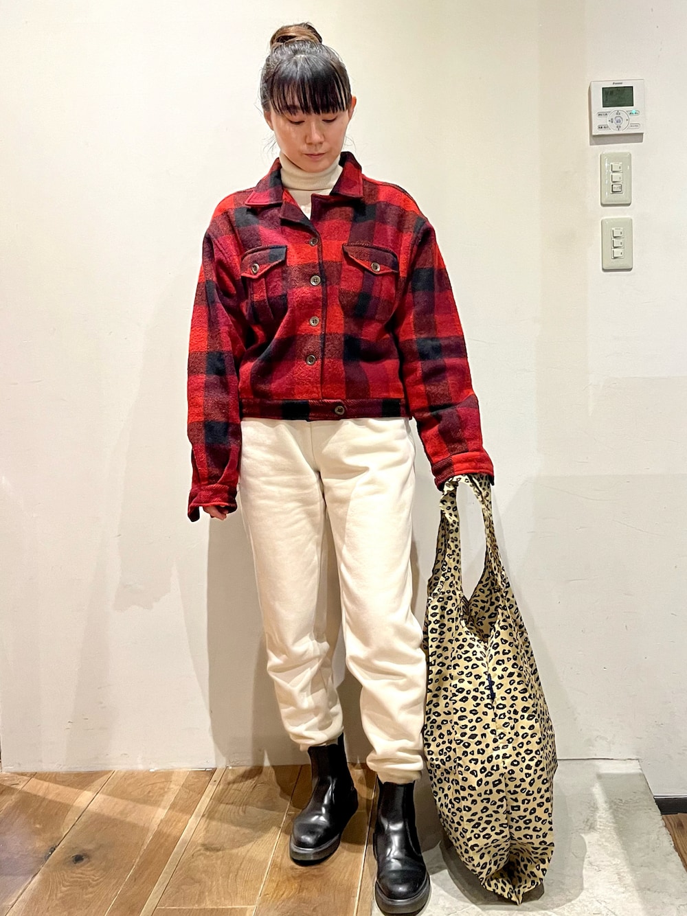 ホワイト系のスウェットパンツ、その他のエコバッグ/サブバッグ、レッド系のジャケット/アウターを着用したレディースの冬コーディネートの1枚目の写真