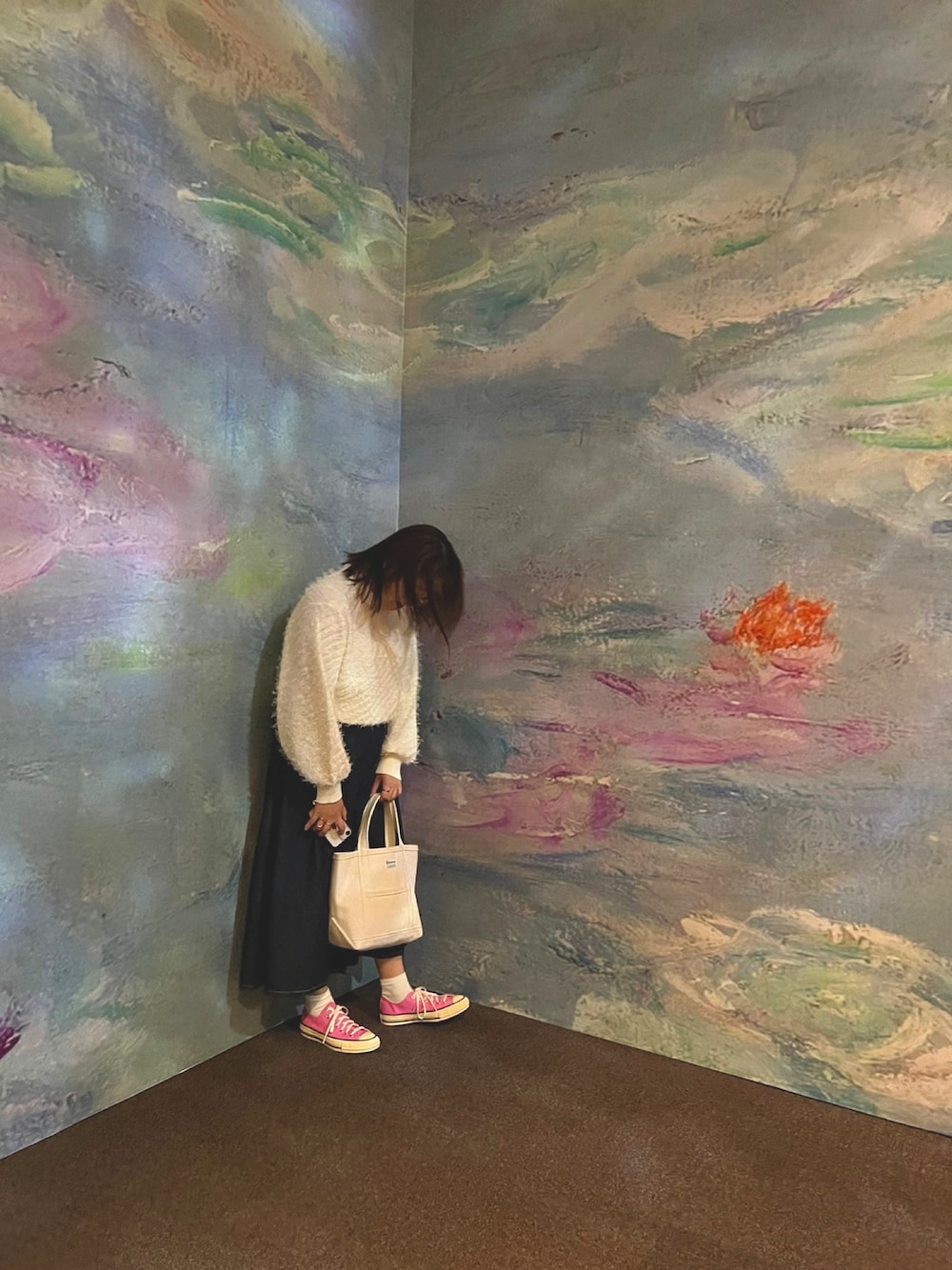 「美術館、デニムスカート」｜「STYLEMIXERの2WAYフリンジニットカーディガン（カーディガン/ボレロ、ホワイト系）」を使った、I さん（レディース・158cm）の春コーディネートの1枚目の写真