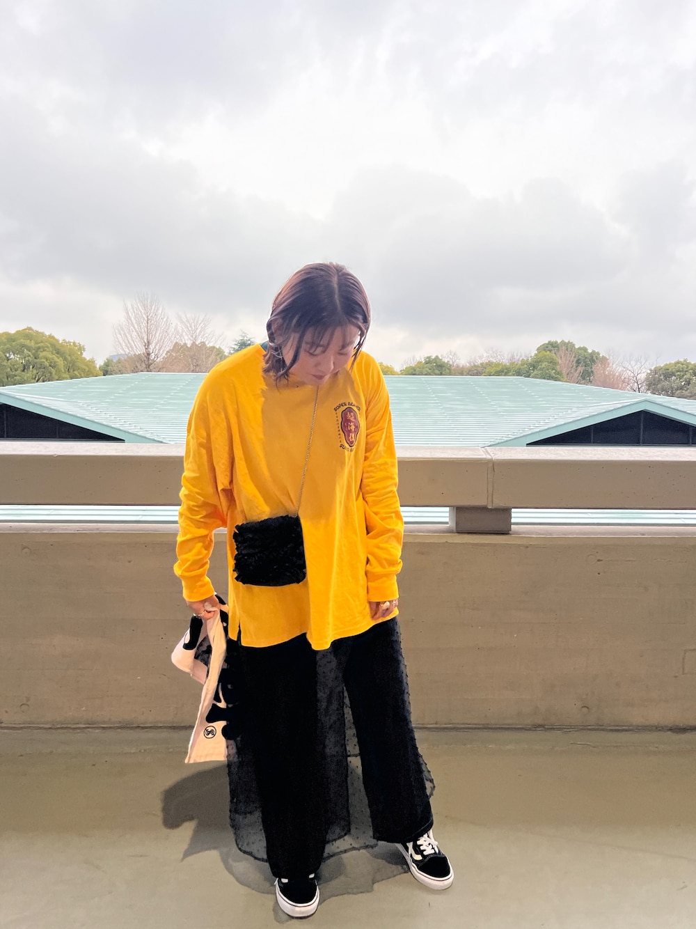 「SUPER BEAVER、ライブコーデ」｜「PERNAのドットオーガンジーワンピース（ワンピース、ブラック系）」を使った、I さん（レディース・158cm）の春コーディネートの1枚目の写真