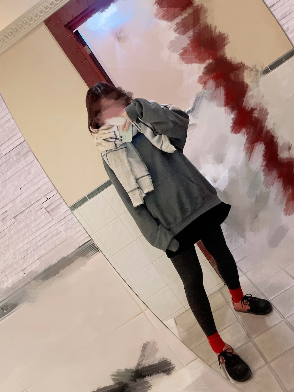 「シンプル、パーカー、ミニスカート、グレーコーデ、骨格ウェーブ」｜「Championの【Champion】レディース チャンピオン HOODED スーパーオーバー パーカー（パーカー、グレー系）」を使った、きなこ。さん（骨格ウェーブ・レディース・158cm）の冬コーディネートの1枚目の写真