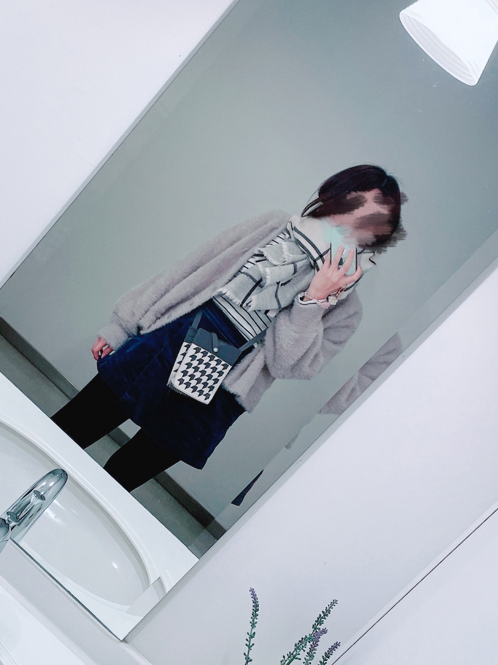「シンプル、大人かわいい、マフラーぐるぐる、ミニスカート、骨格ウェーブ」｜「UNIQLOのアイテム（スカート、ブルー系）」を使った、きなこ。さん（骨格ウェーブ・レディース・158cm）の冬コーディネートの1枚目の写真