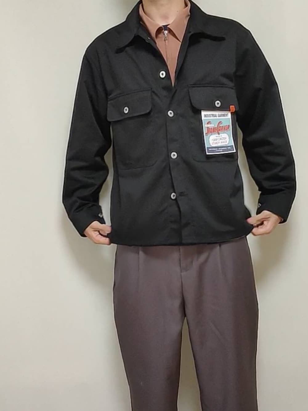 「秋のコーデ、秋服、universaloverall、tk.TAKEO KIKUCHI、おしゃれさんと繋がりたい、ワイドパンツ、オトナカジュアル、アウターインアウター」｜「tk.TAKEO KIKUCHIの◆ピーチファイユジップアップブルゾン（ブルゾン、ピンク系）」を使った、Keita Shitoさん（メンズ・181cm）の秋コーディネートの1枚目の写真