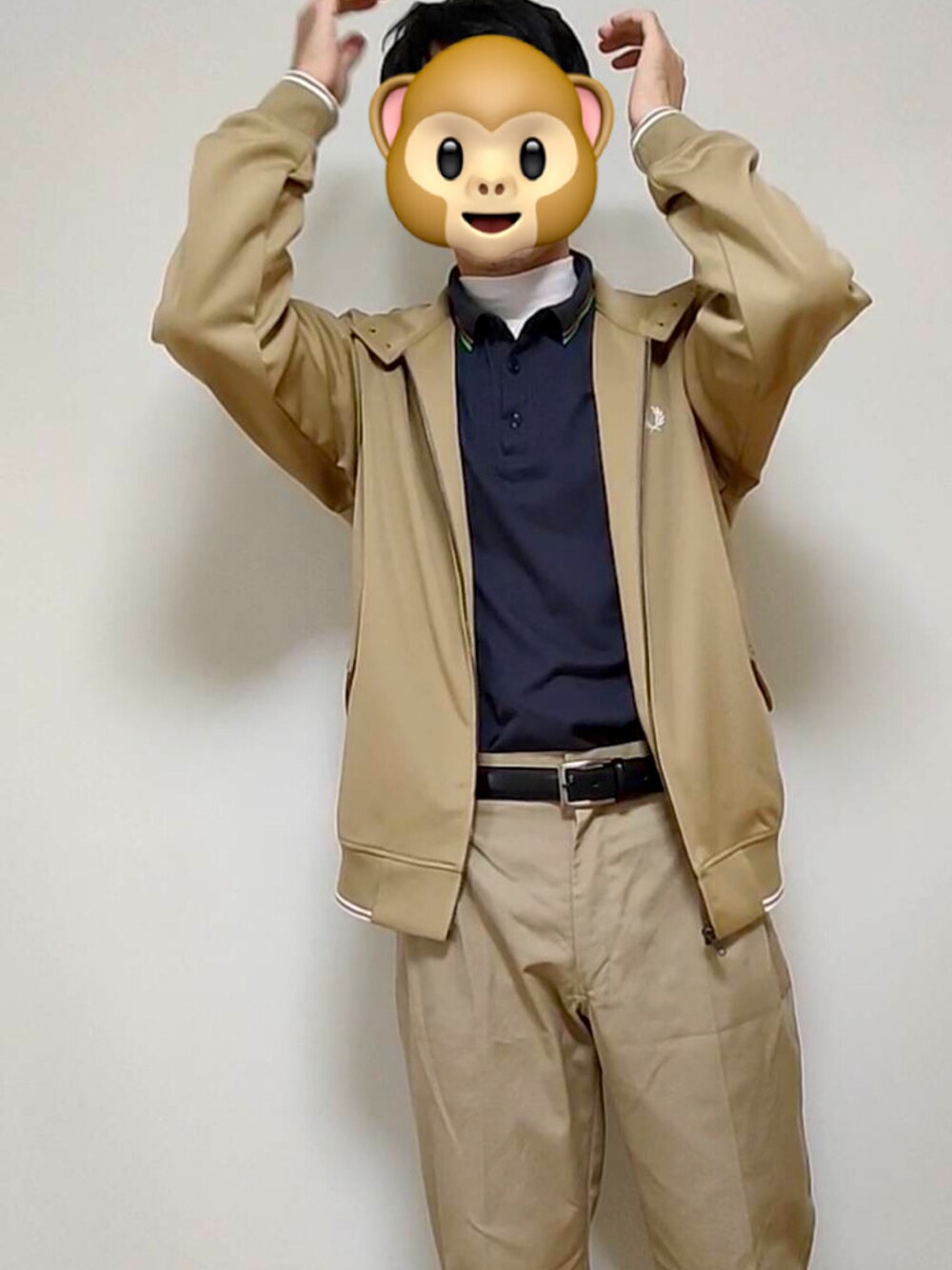 「ゴルフ、FRED PERRY、シンプルスタイル、ベージュ、ハイネック、相互フォロー、ホワイト」｜「FRED PERRYのThe Fred Perry Shirt - M12（ポロシャツ、パープル系）」を使った、Keita Shitoさん（メンズ・181cm）の秋コーディネートの1枚目の写真