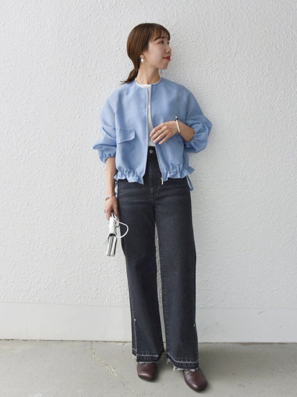 「SHIPS、SHIPS for women、シップス、シップス フォー ウィメン(SHIPS for women)、骨格ストレート、イエベ春、シア―ブルゾン、シアー、デニム、羽織り、羽織りスタイル」｜「SHIPSの〈洗濯機可能〉サイド スリット ストレート デニム（デニムパンツ、ブラック系）」を使った、中山さん（レディース・160cm）の秋コーディネートの1枚目の写真
