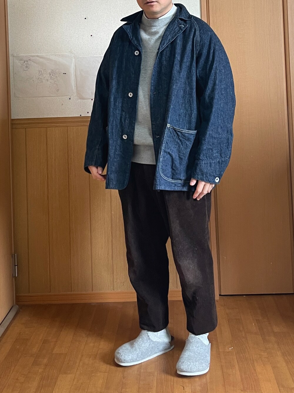 「COMOLIのアイテム（デニムジャケット、ブルー系）」を使った、はちみつさん（メンズ・158cm）の春コーディネートの1枚目の写真