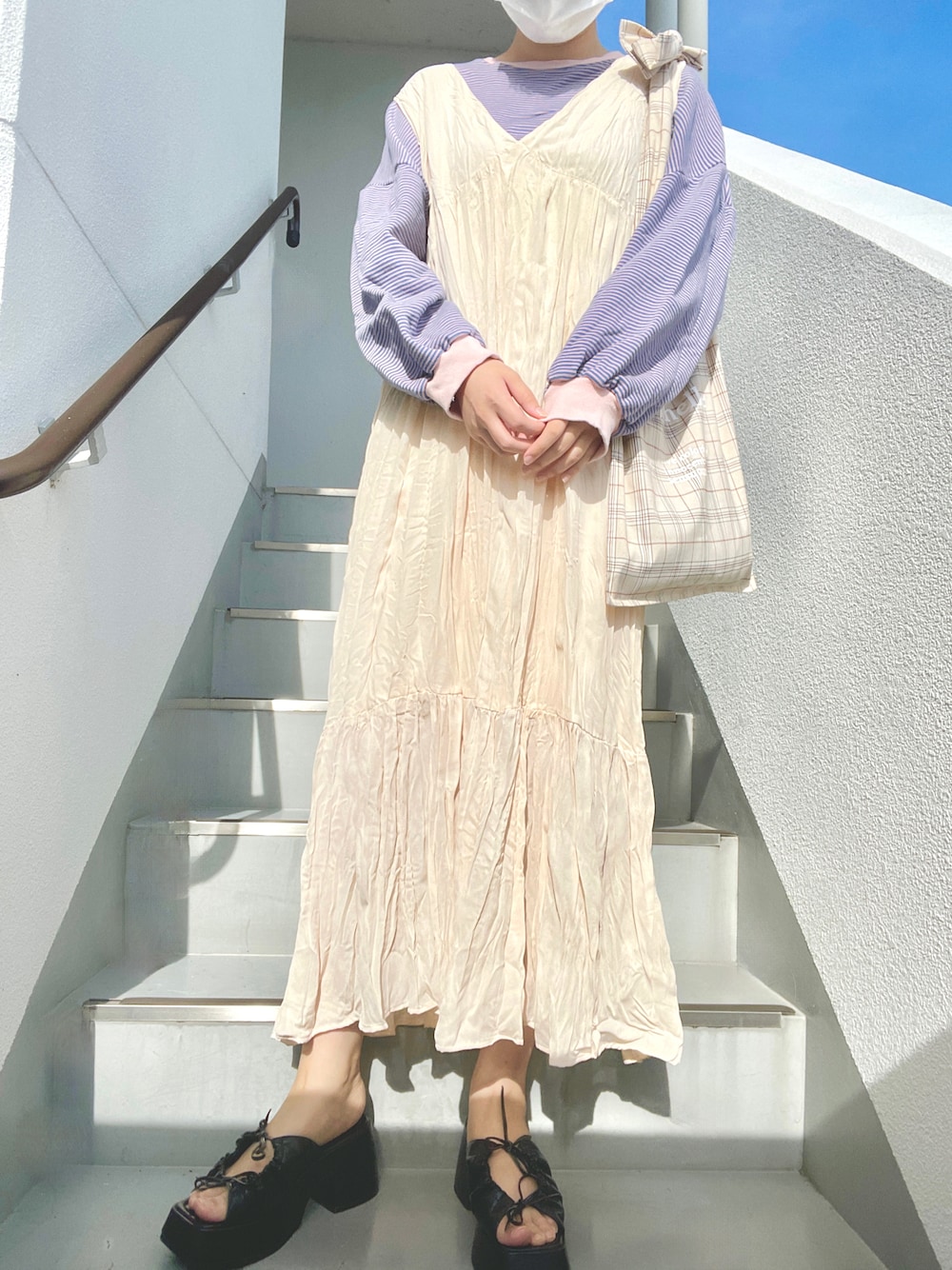 「秋服準備はじめました、ワンピース、ボーダー、ボーダートップス、ワンピーススタイル、レイヤードスタイル、レイヤード、厚底サンダル、jumelle、ジュメロ、トートバッグ、apresjour、アプレジュール、ラクチンコーデ、秋先取りコーデ」｜「jumelleの厚底リボンサンダル（サンダル、ブラック系）」を使った、ｎｎａさん（レディース・162cm）の秋コーディネートの1枚目の写真