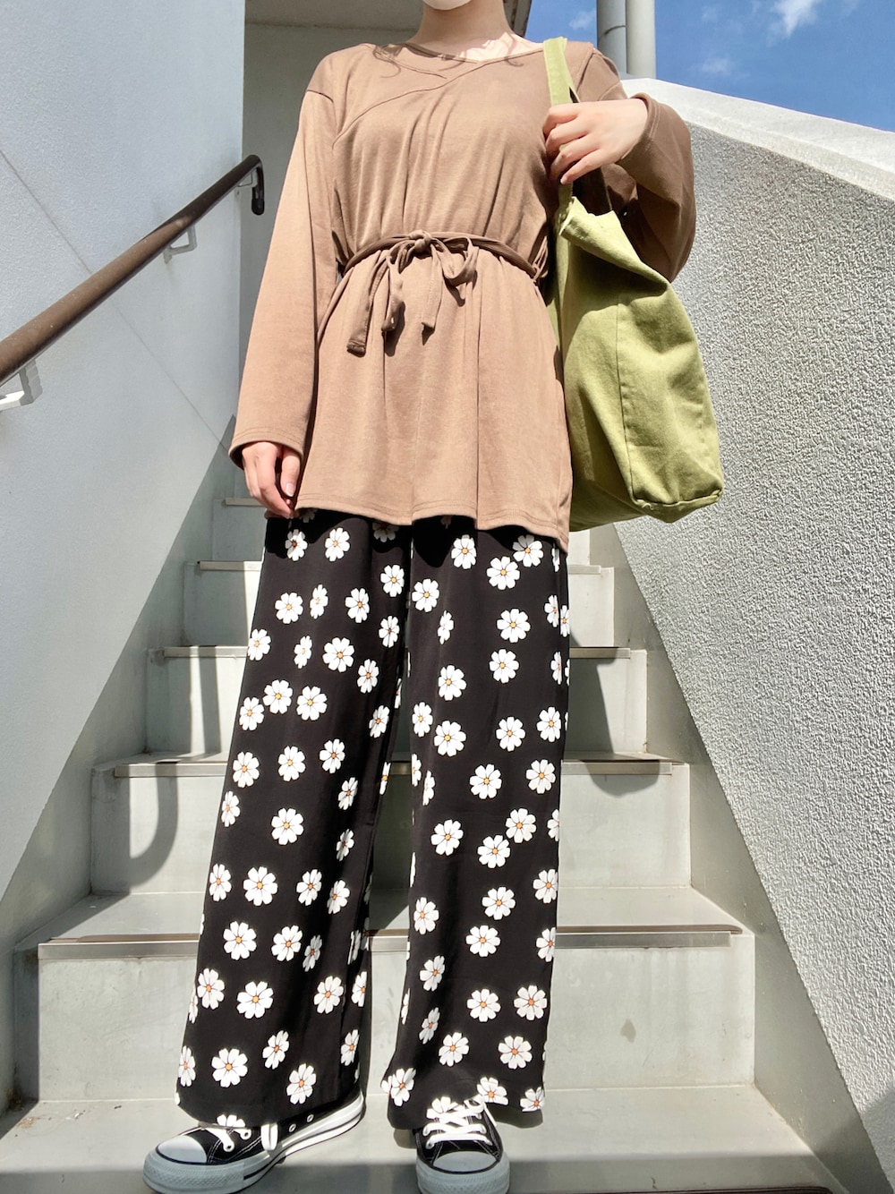 「春服、今日のコーデ、春コーデ、パンツスタイル、大人女子、スニーカー、コンバース、jumelle、ジュメロ、マーガレット、花柄、きれいめカジュアル、ワイドパンツ、トートバッグ、オトナカジュアル」｜「jumelleのmarguerite pants（その他パンツ、ブラック系）」を使った、ｎｎａさん（レディース・162cm）の春コーディネートの1枚目の写真