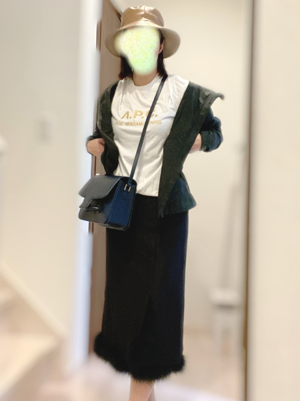 「秋トレンド2021、バケハ、バケットハット、白Tシャツ、マウンテンパーカー、サテンスカート、AZUL by moussy、おしゃれさんと繋がりたい、いいね、save、フォローお願いします🤑、ママコーデ」｜「A.P.C.のアイテム（Tシャツ/カットソー、ホワイト系）」を使った、flourish310 まさぴよ♡相互さん（レディース・164cm）の秋コーディネートの1枚目の写真