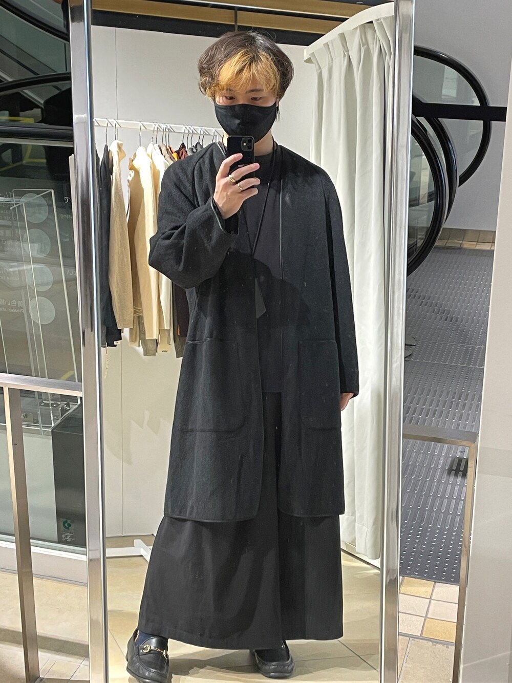 「エルメス、マルジェラ、メゾンマルジェラ、クロシェット」｜「HERMESのアイテム（ノーカラーコート、ブラック系）」を使った、Kohei Kishimotoさん（メンズ・165cm）の秋コーディネートの1枚目の写真