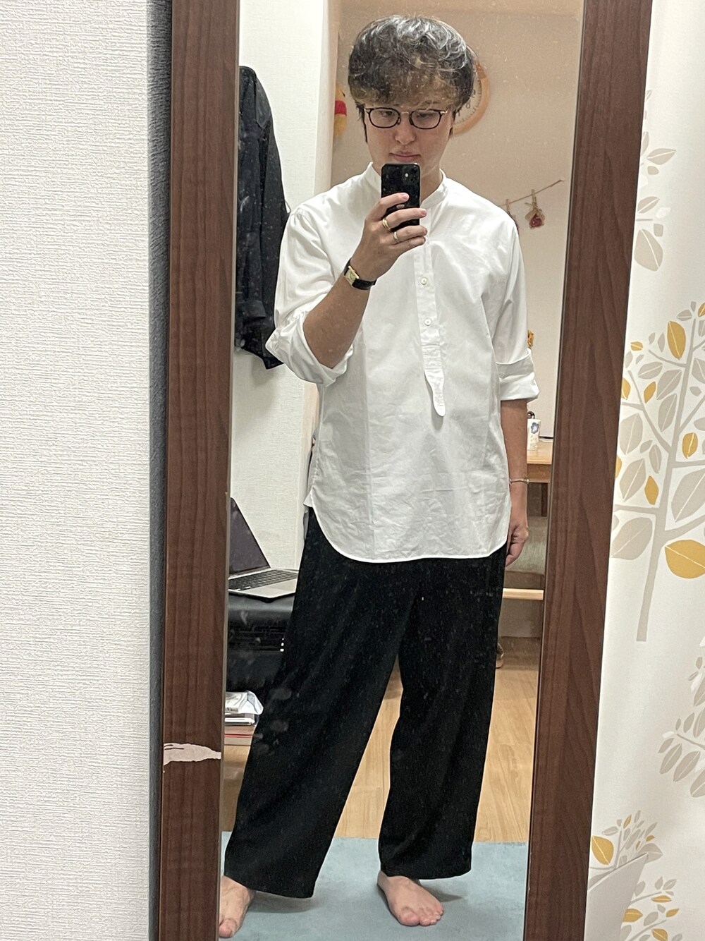 「RAINMAKERのアイテム（スラックス、ブラック系）」を使った、Kohei Kishimotoさん（メンズ・165cm）の秋コーディネートの1枚目の写真