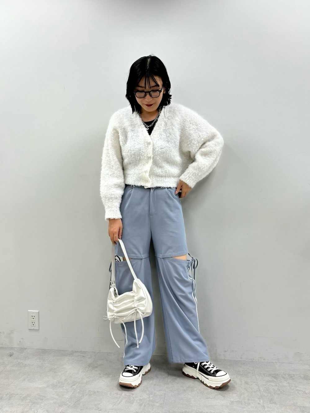 「オリーブ デ オリーブ(OLIVE des OLIVE)、淡色コーデ、厚底シューズ、メガネ女子、秋服準備はじめました、デートコーデ、韓国ファッション、カーディガン、秋コーデ、スニーカー、高身長女子、プチプラ、大人女子、大人ガーリー、オトナ女子」｜「OLIVE des OLIVEのブークレ起毛ショートカーデ（カーディガン/ボレロ、ホワイト系）」を使った、サ ヨ コさん（レディース・167cm）の秋コーディネートの1枚目の写真