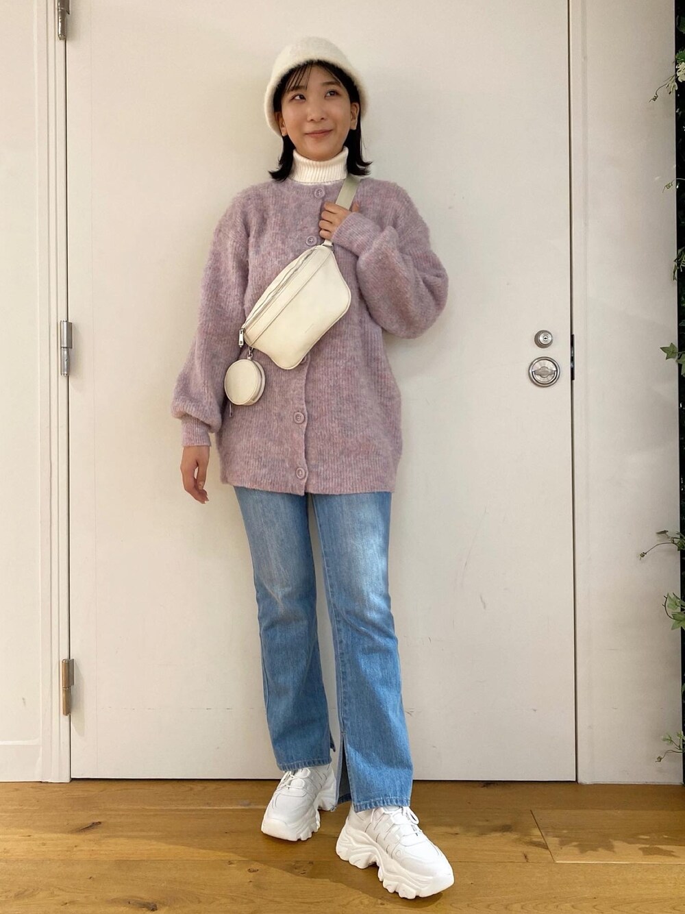 「オリーブ デ オリーブ(OLIVE des OLIVE)、ニットワンピース、プチプラ、プチプラコーデ、シャギーニット、デニム、高身長女子、カジュアルコーデ、冬のコーデ、秋のコーデ、休日コーデ、オトナカジュアル、オトナ女子、スニーカー、大人かわいい」｜「OLIVE des OLIVEのシャギークロ―シュハット（ハット、ホワイト系）」を使った、サ ヨ コさん（レディース・167cm）の秋コーディネートの1枚目の写真