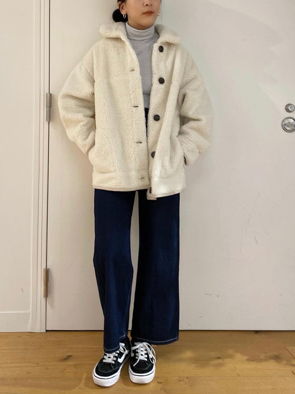 「シンプルコーデ、オリーブ デ オリーブ(OLIVE des OLIVE)、ムートンコート、ムートン、デニム、デニムパンツ、ボーダー、ボーダートップス」｜「OLIVE des OLIVEのインナーハイネック（Tシャツ/カットソー、ホワイト系）」を使った、サ ヨ コさん（レディース・167cm）の秋コーディネートの1枚目の写真