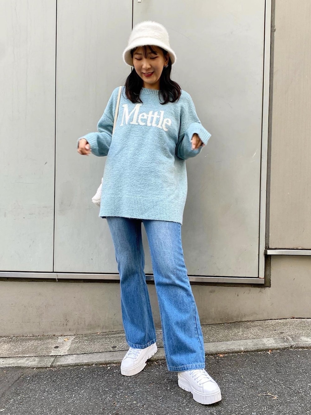 「オリーブ デ オリーブ(OLIVE des OLIVE)、きれいめカジュアル、冬コーデ、ニット、カラーニット、大人女子、ファーバッグ、高身長女子、プチプラ、ショルダーバッグ、大人カジュアル、大人コーデ、大人ガーリー、オトナカジュアル、オトナ女子」｜「OLIVE des OLIVEの【WEB限定】やわらかロゴジャガードチュニックニット　1032050410（ニット/セーター、ブルー系）」を使った、サ ヨ コさん（レディース・167cm）の秋コーディネートの1枚目の写真