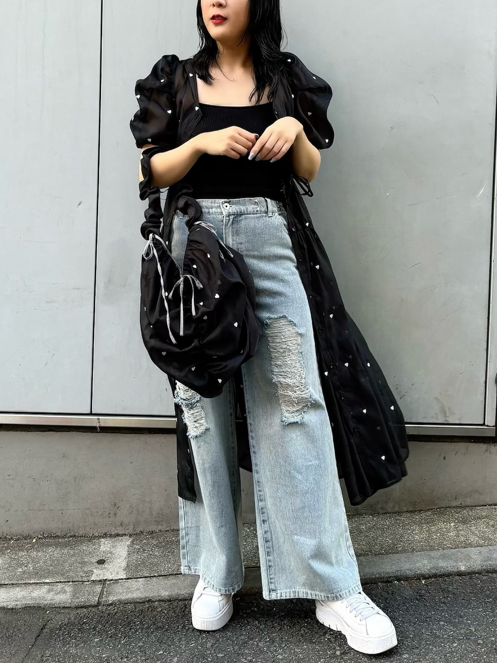 「オリーブ デ オリーブ(OLIVE des OLIVE)、春夏コーデ、シアートップス、ワンピース、韓国ファッション、きれいめカジュアル、デニム、ダメージデニムパンツ、夏コーデ、デートコーデ、高身長女子、大人女子、大人ガーリー、オトナ女子、オトナカワイイ」｜「OLIVE des OLIVEの【SNSで大バズり中！】ハート刺繍羽織ワンピース　1041090160（ワンピース、ブラック系）」を使った、サ ヨ コさん（レディース・167cm）の春コーディネートの1枚目の写真