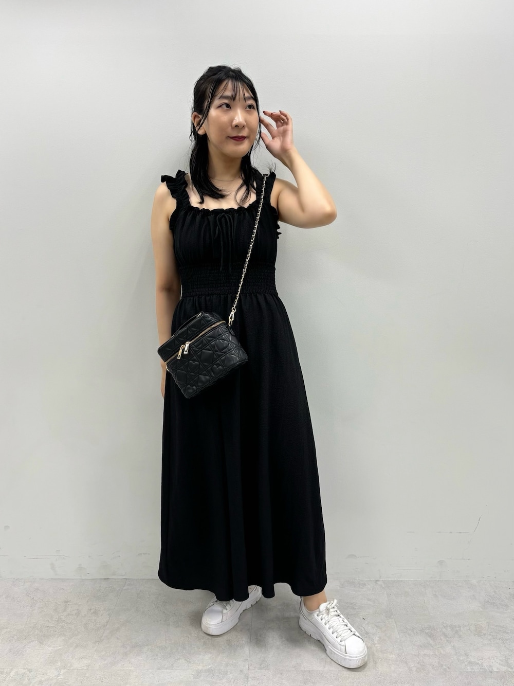 「オリーブ デ オリーブ(OLIVE des OLIVE)、フェススタイル、お出かけコーデ、夏コーデ、ワンピース、シンプル、キャミワンピ、ノースリーブ、きれいめカジュアル、キレイめ、高身長女子、大人女子、大人ガーリー、オトナ女子、オトナカワイイ」｜「OLIVE des OLIVEのシャーリングワンピース 1041090290（ワンピース、ブラック系）」を使った、サ ヨ コさん（レディース・167cm）の夏コーディネートの1枚目の写真