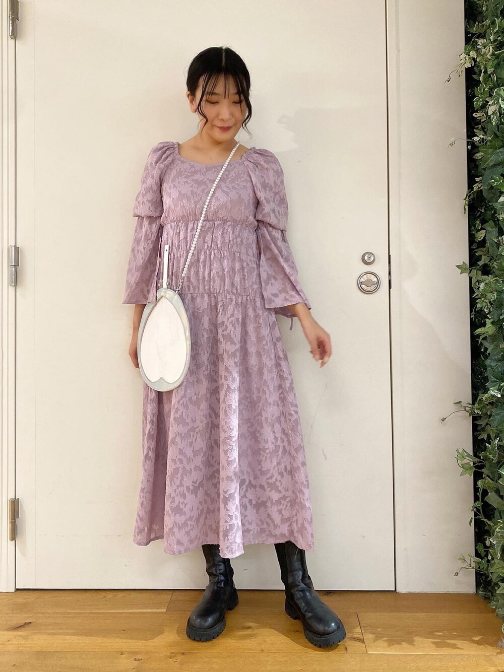 「オリーブ デ オリーブ(OLIVE des OLIVE)、冬コーデ、クリスマスに着たい服、ロングワンピース、オトナ女子、プチプラコーデ、プチプラ、カラーコーデ、大人かわいい、きれいめカジュアル、ワンピース、ピンク、高身長女子、オトナカワイイ、オトナガーリー」｜「OLIVE des OLIVEの【スタッフ考案】袖スリットシャーリングワンピース（ワンピース、パープル系）」を使った、サ ヨ コさん（レディース・167cm）の冬コーディネートの1枚目の写真