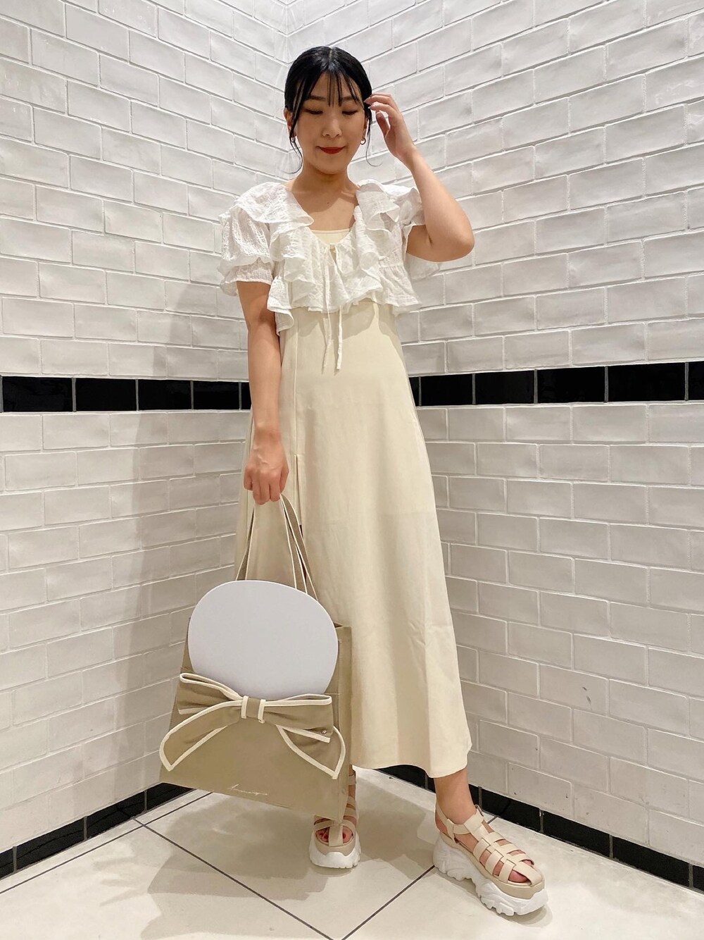 「オリーブ デ オリーブ(OLIVE des OLIVE)、キャミワンピ、厚底シューズ、春夏コーデ、初夏コーデ、シアートップス、プチプラ、グルカサンダル、参戦服、淡色コーデ、高身長女子、大人ガーリー、大人女子、大人かわいい、オトナ女子」｜「OLIVE des OLIVEのAimerianejoieリボントートバッグ（トートバッグ、ブラウン系）」を使った、サ ヨ コさん（レディース・167cm）の春コーディネートの1枚目の写真
