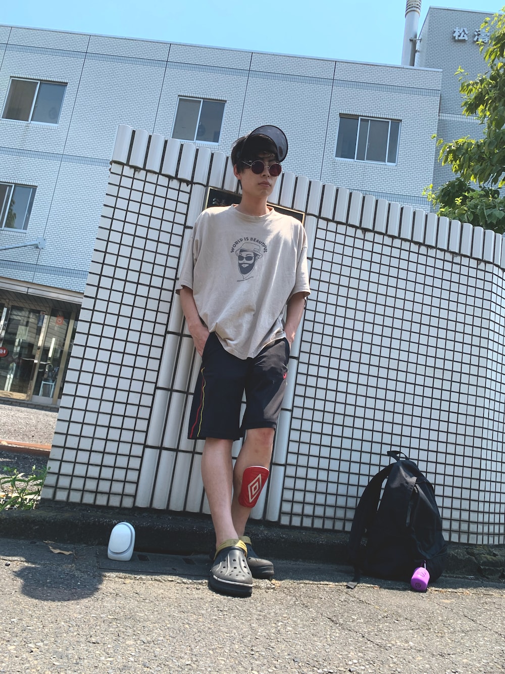 「夏コーデ、お洒落さんとつながりたい、夏、シンプル、右スネだけノーガードなやつ、置き型の虫除け持ち運びするやつ、囲碁部」｜「UMBROのアイテム（レッグウェア、レッド系）」を使った、Tatsuyaさん（メンズ・174cm）の夏コーディネートの1枚目の写真