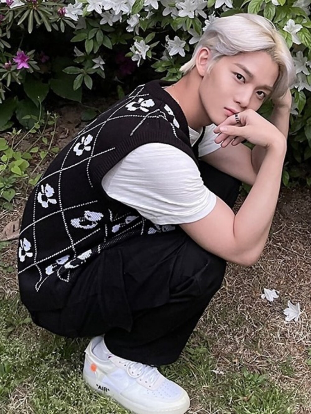 「AQO、aqostudiospace、vest、knit、BEAR、kpop、fashion、korea、korea style、korean fashion、koreabrand、korean style」｜「AQO STUDIO SPACEのアイテム（ベスト、ブラック系）」を使った、COLLABONATIONさん（メンズ・175cm）の秋コーディネートの1枚目の写真