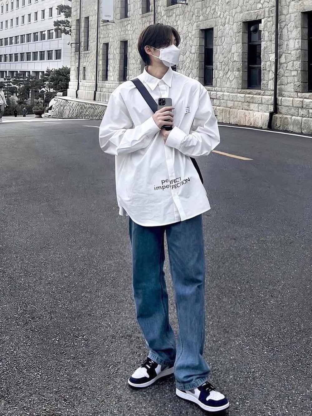 「ILLEDIT、illedit、shirts、oversize、dancer、celeb、korea、dancerstyle、korea style、koreanbrand、koreabrand、kpop、daily look」｜「ILLEDIT のアイテム（ビジネスシャツ、ホワイト系）」を使った、COLLABONATIONさん（メンズ・181cm）の冬コーディネートの1枚目の写真