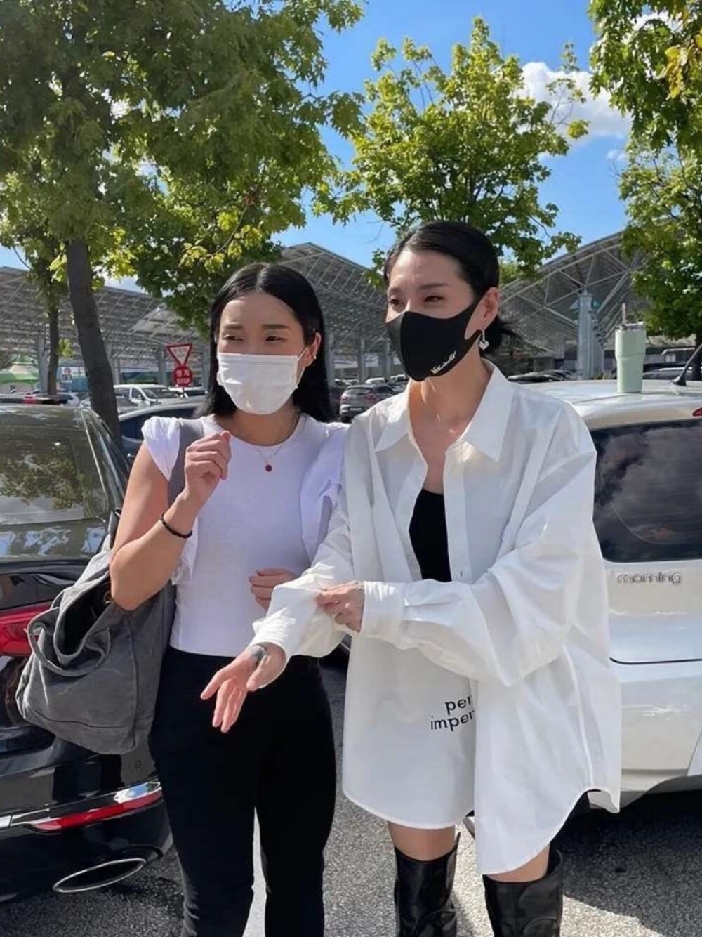 「dancer、dancerstyle、street、streetstyle、kpop、korea、ILLEDIT、korea style、koreabrand、korean style、street wear」｜「ILLEDIT のアイテム（ビジネスシャツ、ホワイト系）」を使った、COLLABONATIONさん（レディース・173cm）の秋コーディネートの1枚目の写真