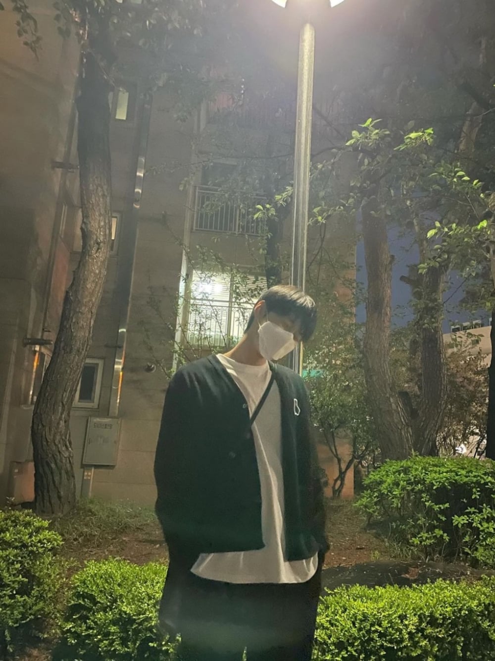 「NCT、NCT127、NCTU、sm、SMTOWN、DOYOUNG、aqostudiospace、cardigan、korea style、korea、kpop、koreabrand」｜「AQO STUDIO SPACEのアイテム（カーディガン/ボレロ、ブラック系）」を使った、COLLABONATIONさん（メンズ・177cm）の秋コーディネートの1枚目の写真