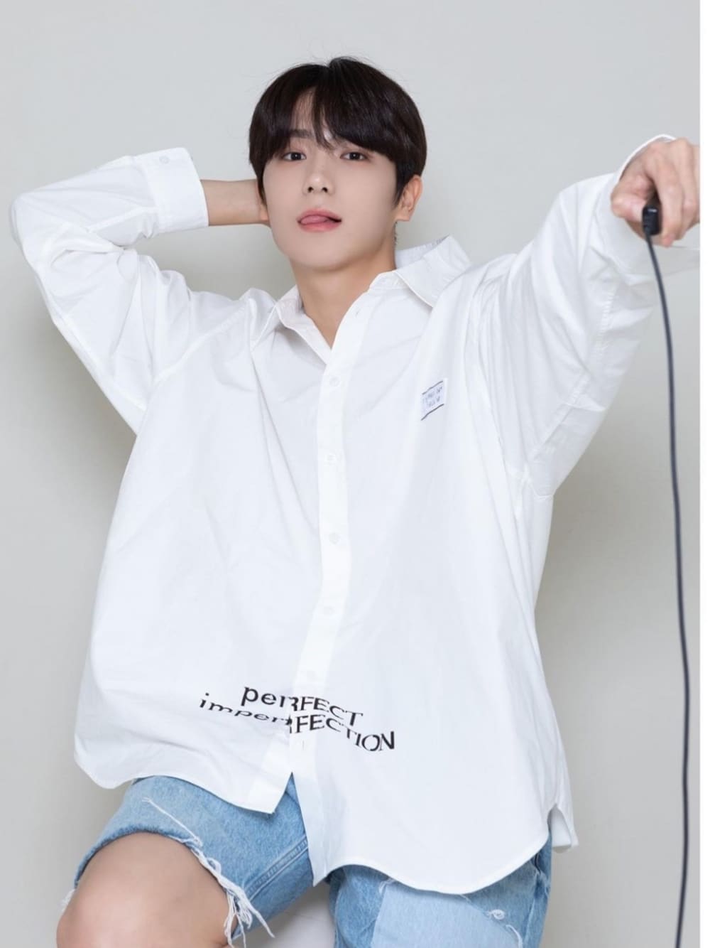 「ILLEDIT、illedit、THEBOYZ、shirts、kpop、KPOPstyle♡、korea、korea style、korean fashion、overfit、koreabrand、koreanbrand、korean style」｜「ILLEDIT のアイテム（ビジネスシャツ、ホワイト系）」を使った、COLLABONATIONさん（メンズ・178cm）の秋コーディネートの1枚目の写真