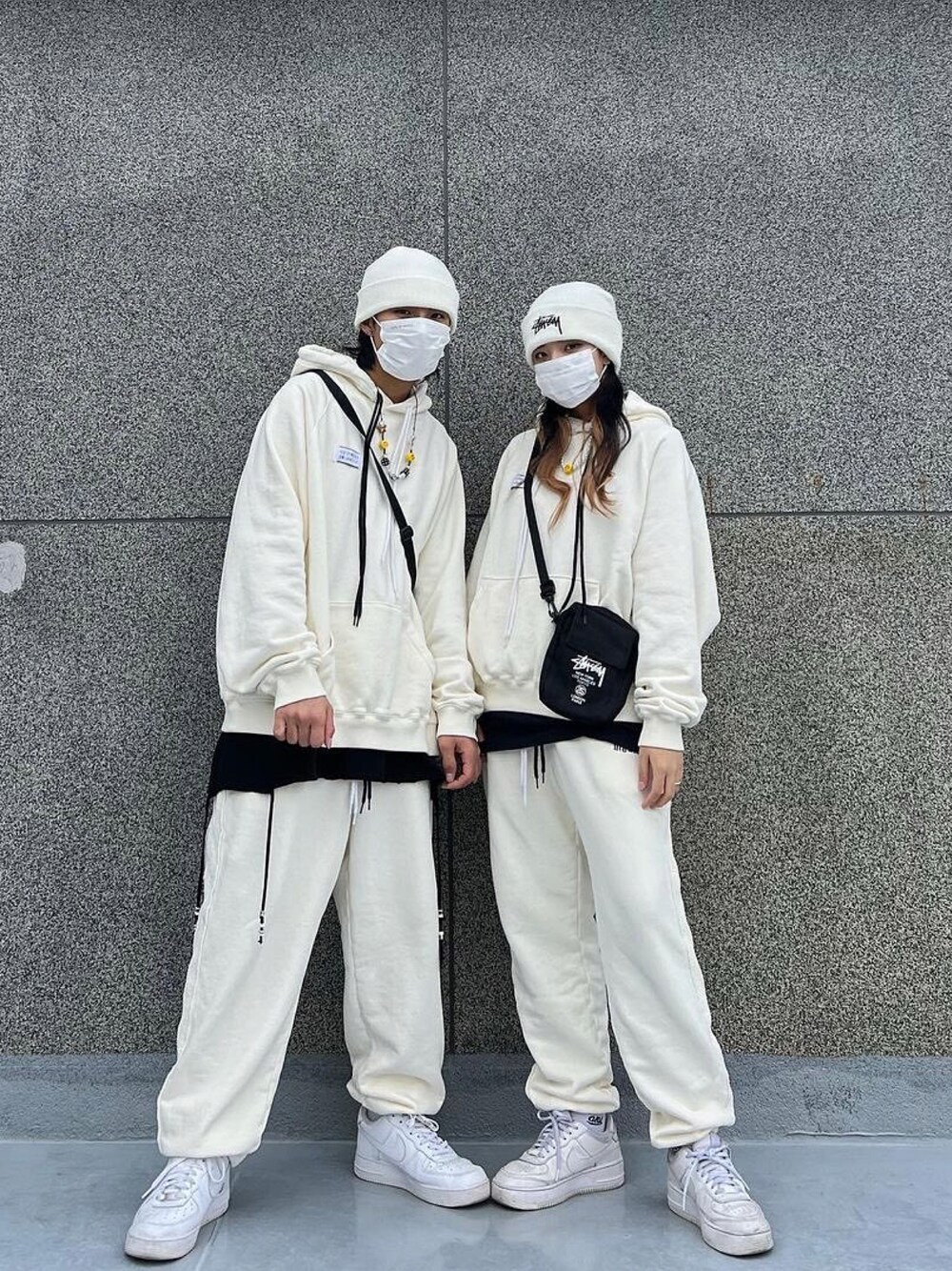 「hoodie、street、korea、couple、streetstyle、koreabrand、sweatpants、couplelook、korean fashion、dancer、dancerstyle、ILLEDIT、illedit」｜「ILLEDITのアイテム（パーカー、ホワイト系）」を使った、COLLABONATIONさん（メンズ・176cm）の冬コーディネートの1枚目の写真