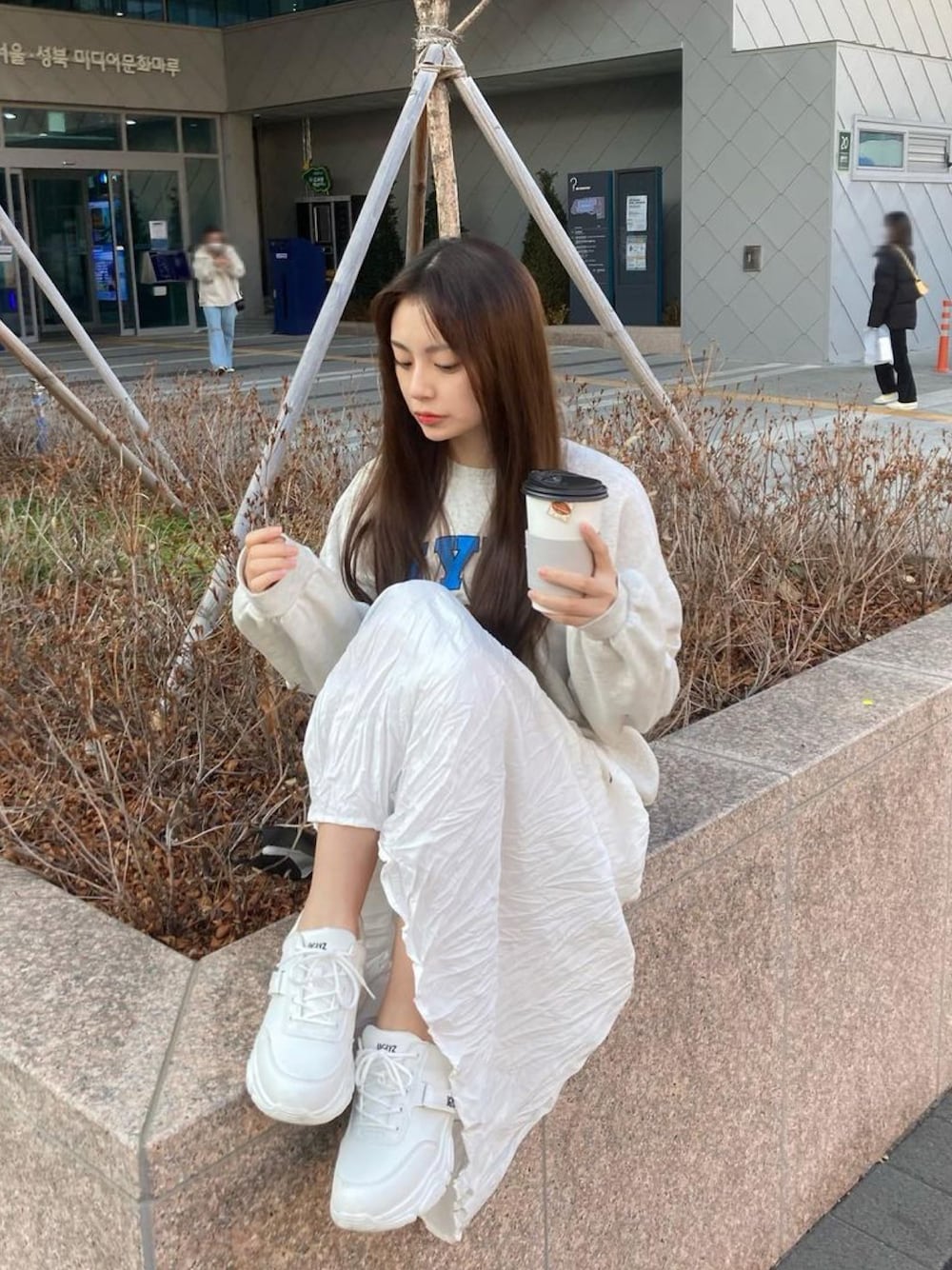 「UGLYZ、sneakers、korea、korea style、koreabrand、koreanbrand、ootd、daily look、street、streetstyle」｜「UGLYZのアイテム（スニーカー、ホワイト系）」を使った、COLLABONATIONさん（レディース・165cm）の冬コーディネートの1枚目の写真