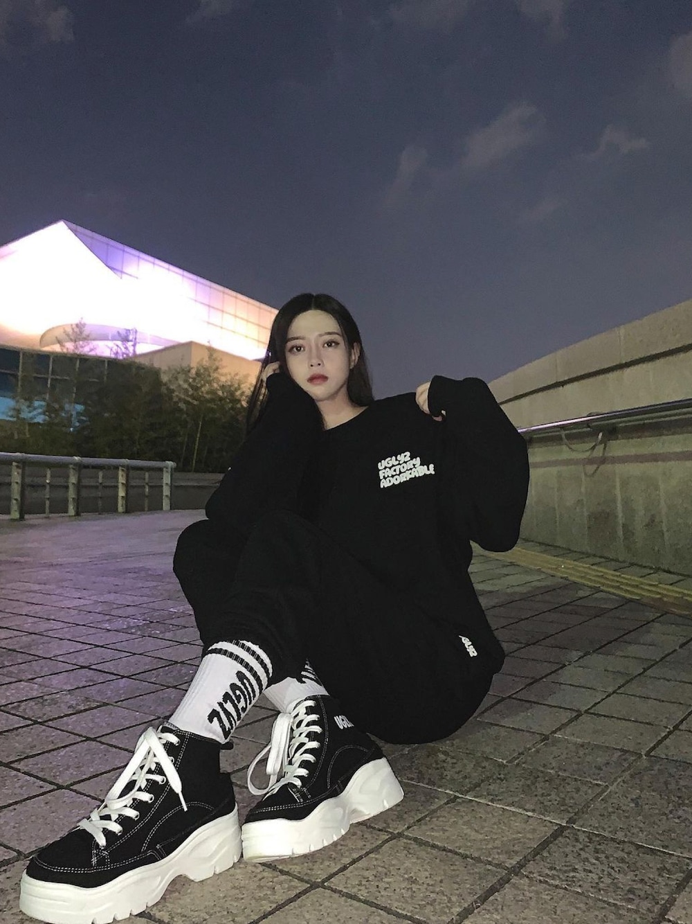 「uglyz、sneakers、sweatshirt、korea、korea style、koreanbrand、koreabrand、ootd、daily look、dailylook」｜「UGLYZのアイテム（スウェット、ブラック系）」を使った、COLLABONATIONさん（レディース・165cm）の冬コーディネートの1枚目の写真