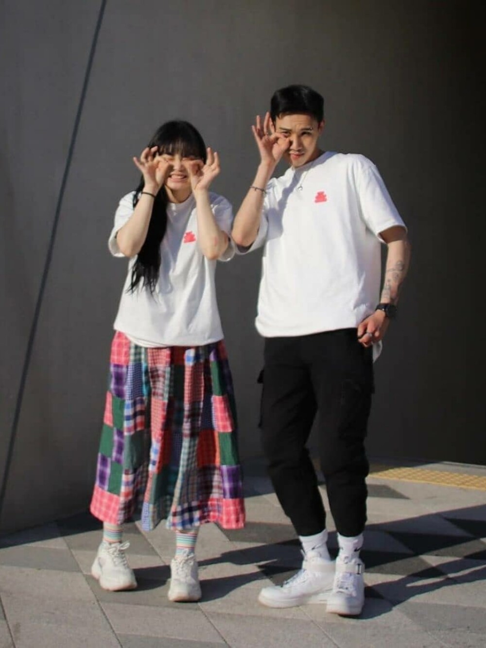 「bornchamps、Tシャツ、Tシャツコーデ、韓国ファッション、韓国ブランド、韓国、韓国コーデ、カップルコーデ、双子コーデ、カジュアルコーデ」｜「BORN CHAMPSのアイテム（Tシャツ/カットソー、ホワイト系）」を使った、COLLABONATIONさん（メンズ・176cm）の夏コーディネートの1枚目の写真