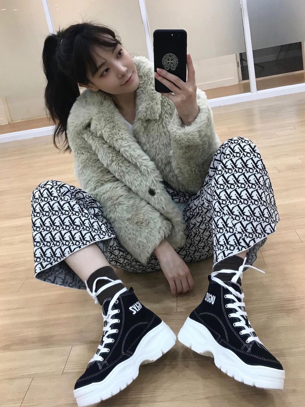 「UGLYZ、korea、korea style、korean fashion、koreabrand、koreanbrand、sneakers、street、streetstyle、street fashion、daily look、ootd」｜「UGLYZのアイテム（スニーカー、ブラック系）」を使った、COLLABONATIONさん（レディース・165cm）の冬コーディネートの1枚目の写真