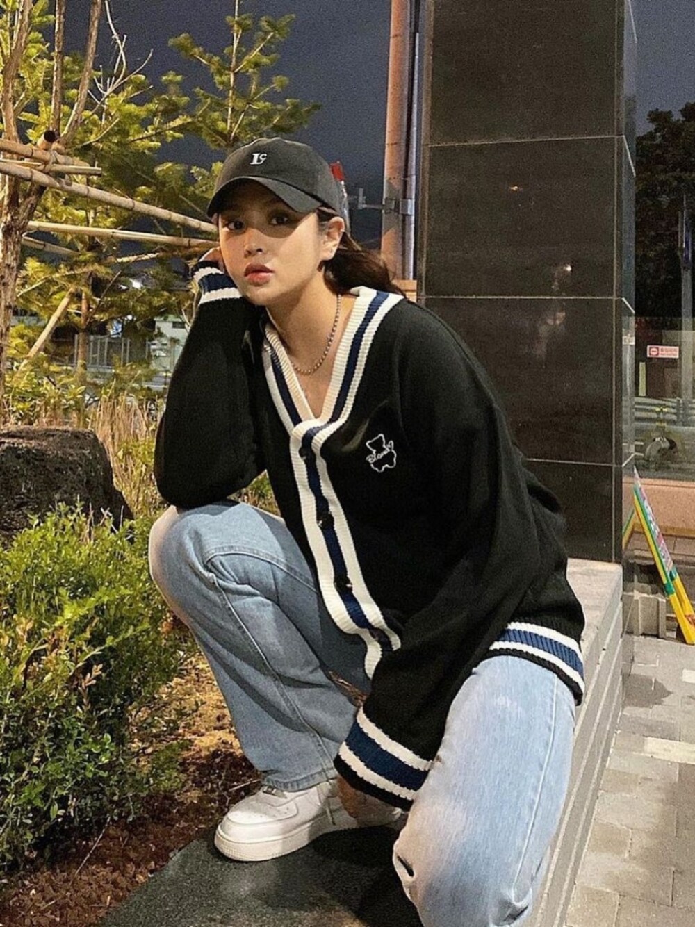 「aqostudiospace、cardigan、Cute、daily look、kpop、korea、korea style、koreabrand、koreanbrand、KPOP風、top」｜「AQO STUDIO SPACEのアイテム（カーディガン/ボレロ、ブラック系）」を使った、COLLABONATIONさん（レディース・165cm）の秋コーディネートの1枚目の写真