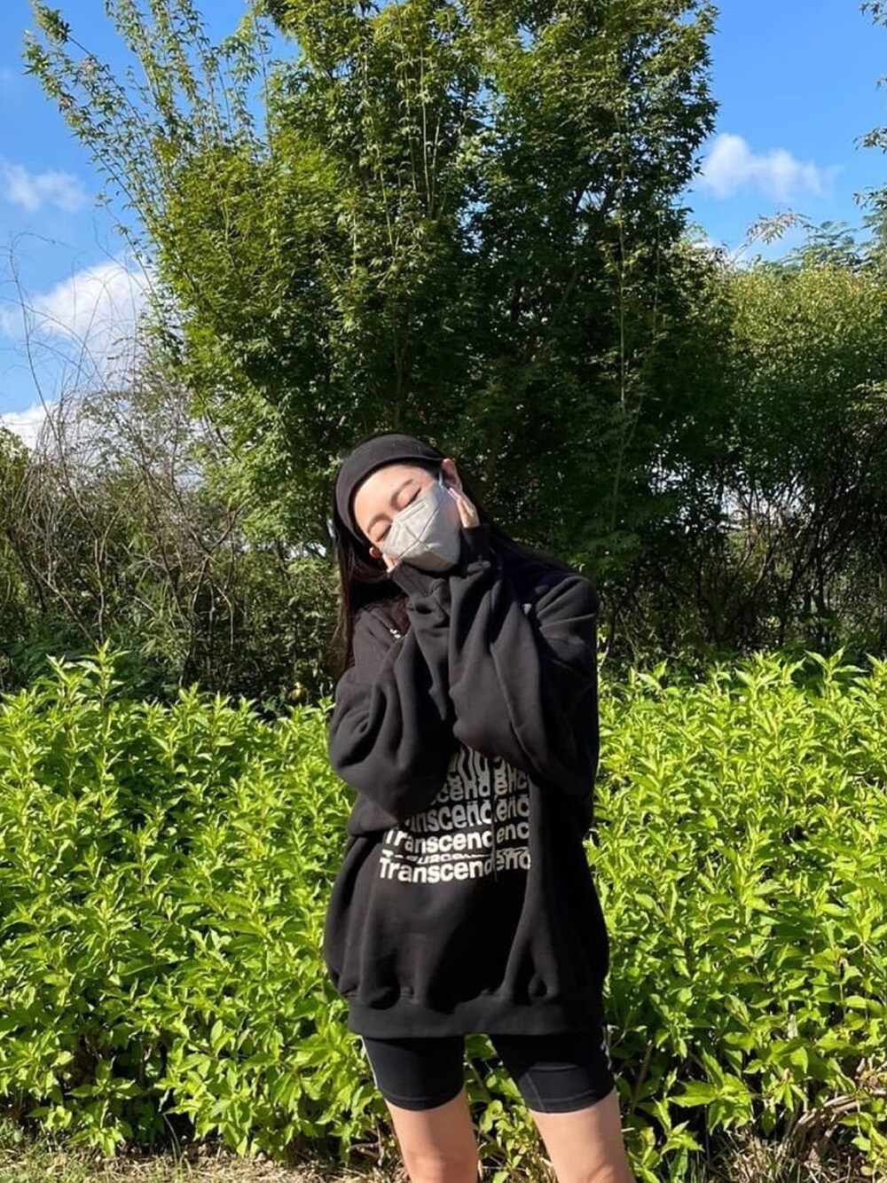 「kpop、KPOP風、KPOPstyle♡、lovelyz、ILLEDIT、hoodie、korea、korea style、koreabrand、street」｜「ILLEDIT のアイテム（パーカー、ブラック系）」を使った、COLLABONATIONさん（レディース・167cm）の秋コーディネートの1枚目の写真