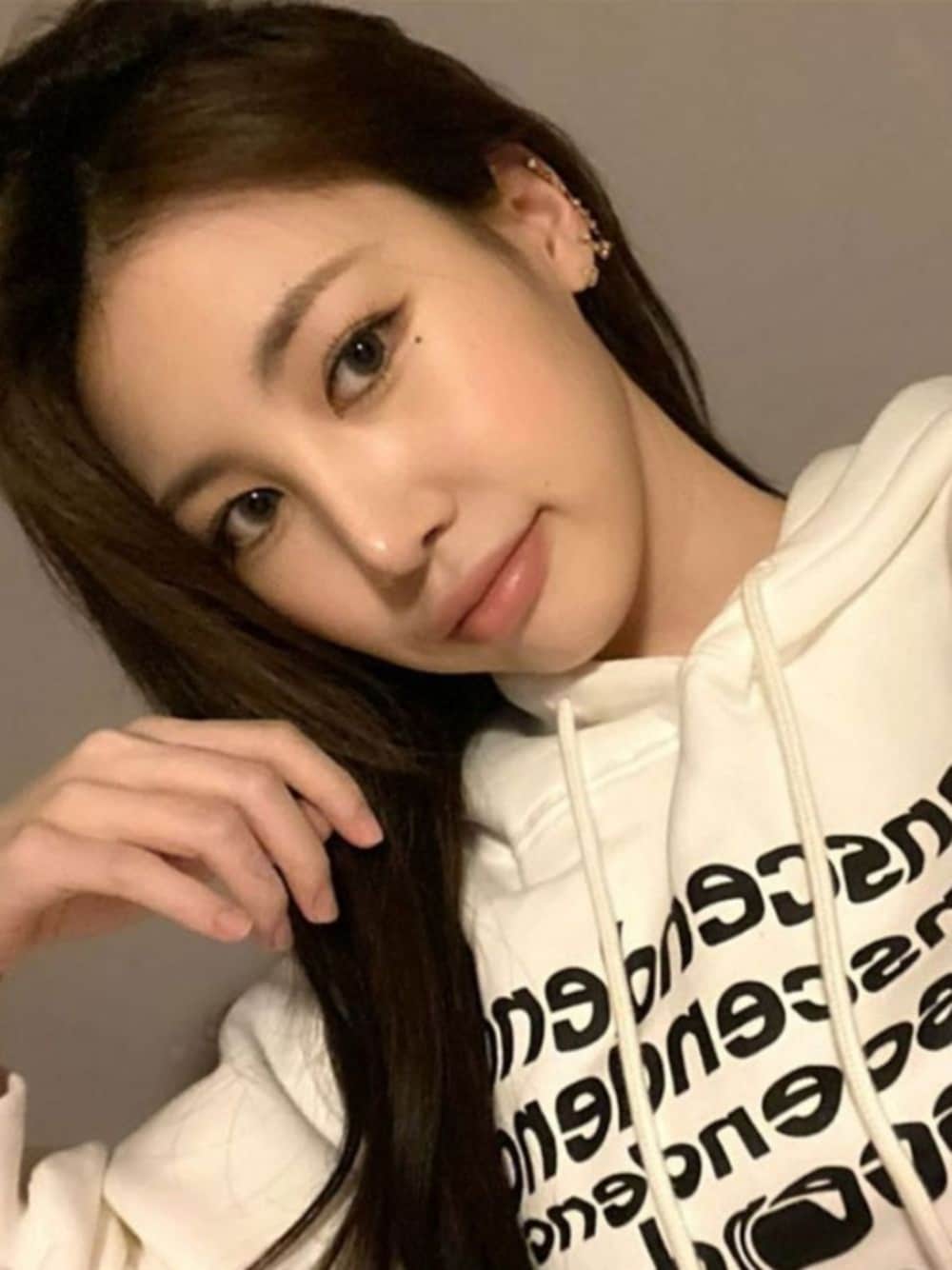 「ILLEDIT、hoodie、kpop、KPOP、IDOL、korea style、koreabrand、korean fashion、koreanstyle、koreanbrand、korea」｜「ILLEDIT のアイテム（パーカー、ホワイト系）」を使った、COLLABONATIONさん（レディース・167cm）の秋コーディネートの1枚目の写真