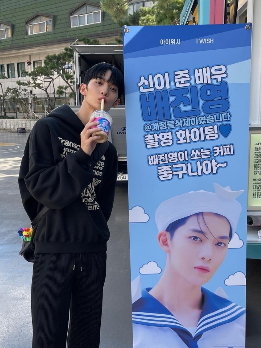 「ILLEDIT、hoodie、daily、daily look、cix、JINYOUNG、wannaone、kpop、korea style、korean fashion、koreabrand、koreanbrand」｜「ILLEDIT のアイテム（パーカー、ブラック系）」を使った、COLLABONATIONさん（メンズ・176cm）の秋コーディネートの1枚目の写真