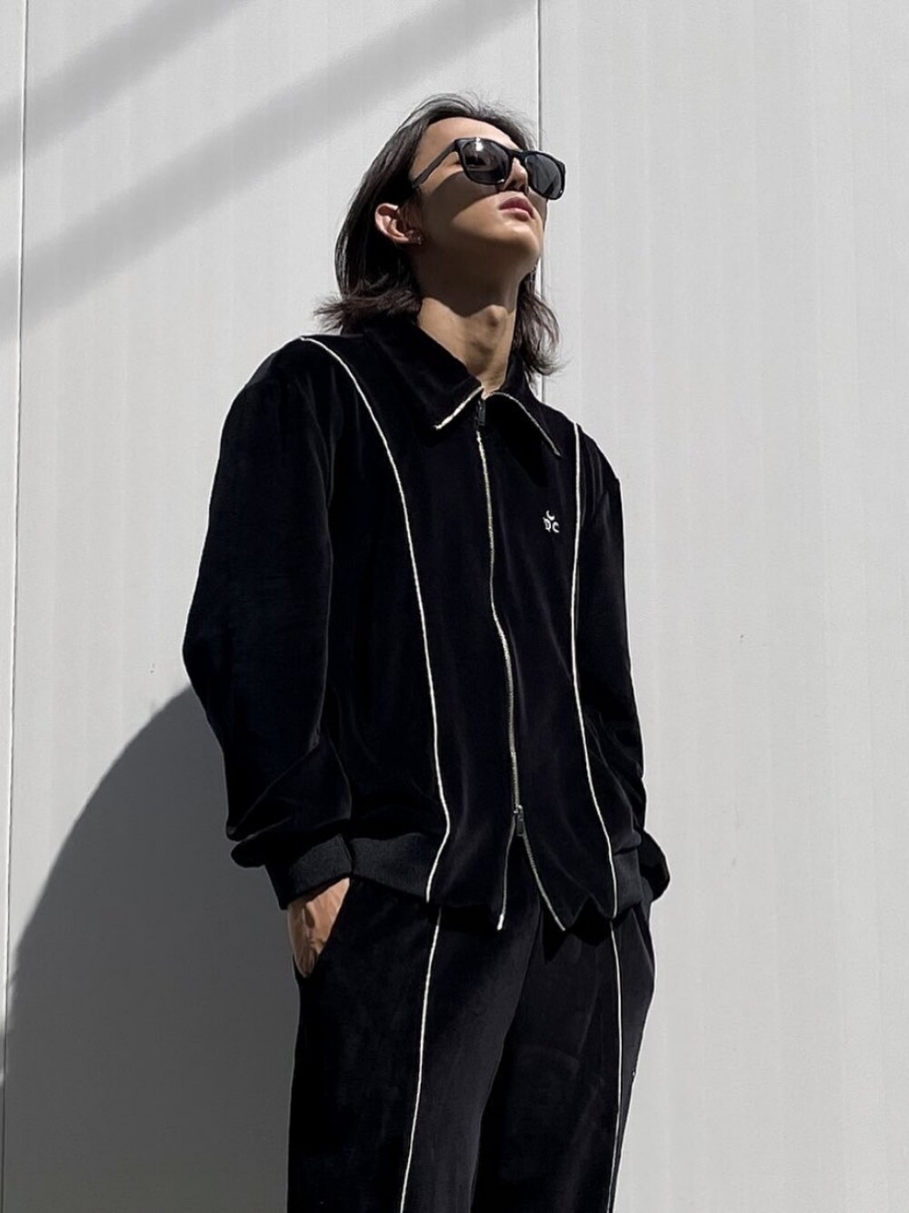 「DAUSPICE、SET UP、outer、street、streetstyle、dancer、kpop、trackjaket、korea style、koreabrand、koreanbrand」｜「DAUSPICE のアイテム（セットアップ、ブラック系）」を使った、COLLABONATIONさん（メンズ・175cm）の秋コーディネートの1枚目の写真