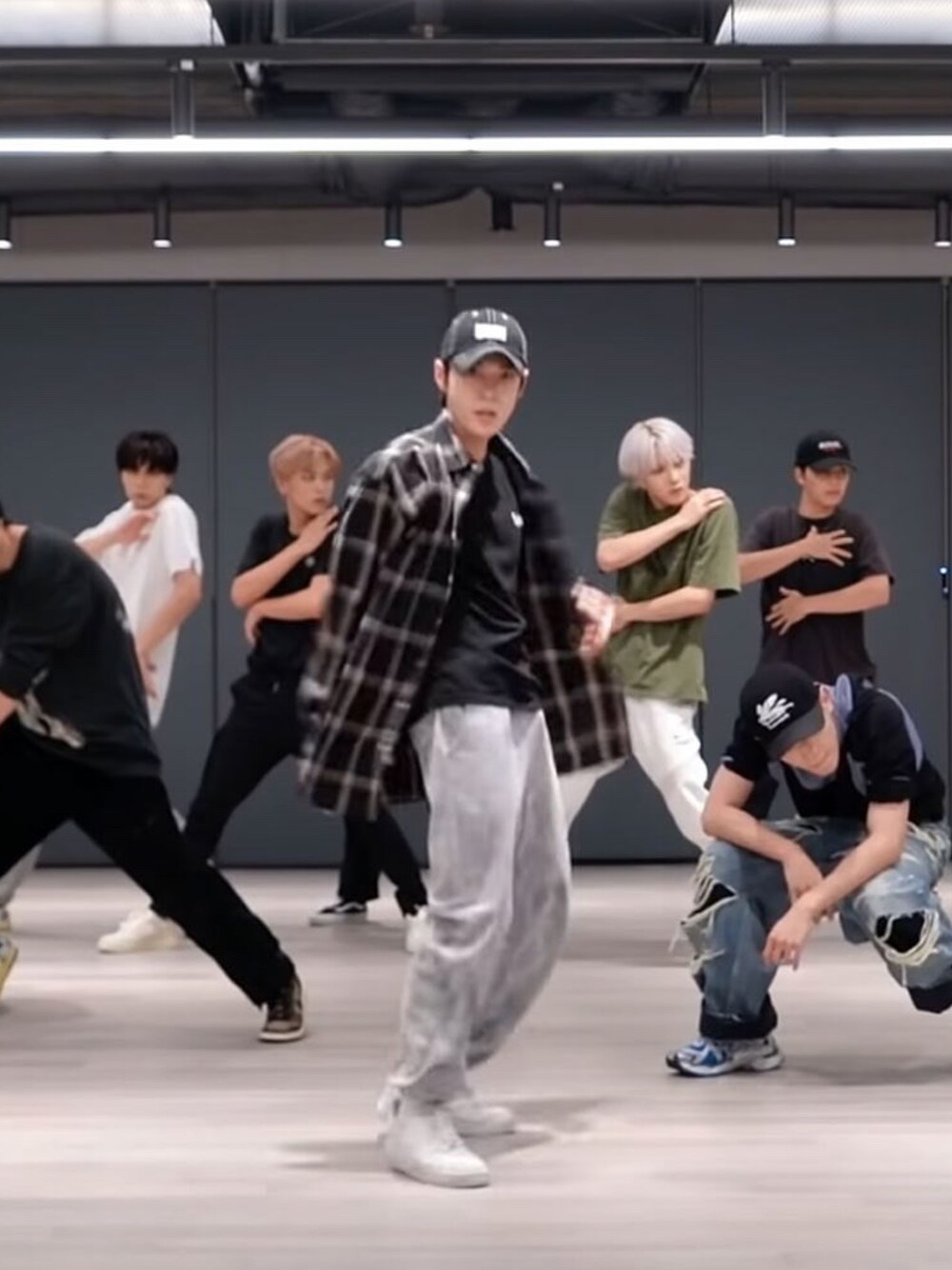 「kpop、NCT、NCT127、SMTOWN、ILLEDIT、street、streetstyle、streetfashion、korea、korea style、koreabrand、koreanbrand」｜「ILLEDIT のアイテム（キャップ、ブラック系）」を使った、COLLABONATIONさん（メンズ・178cm）の秋コーディネートの1枚目の写真
