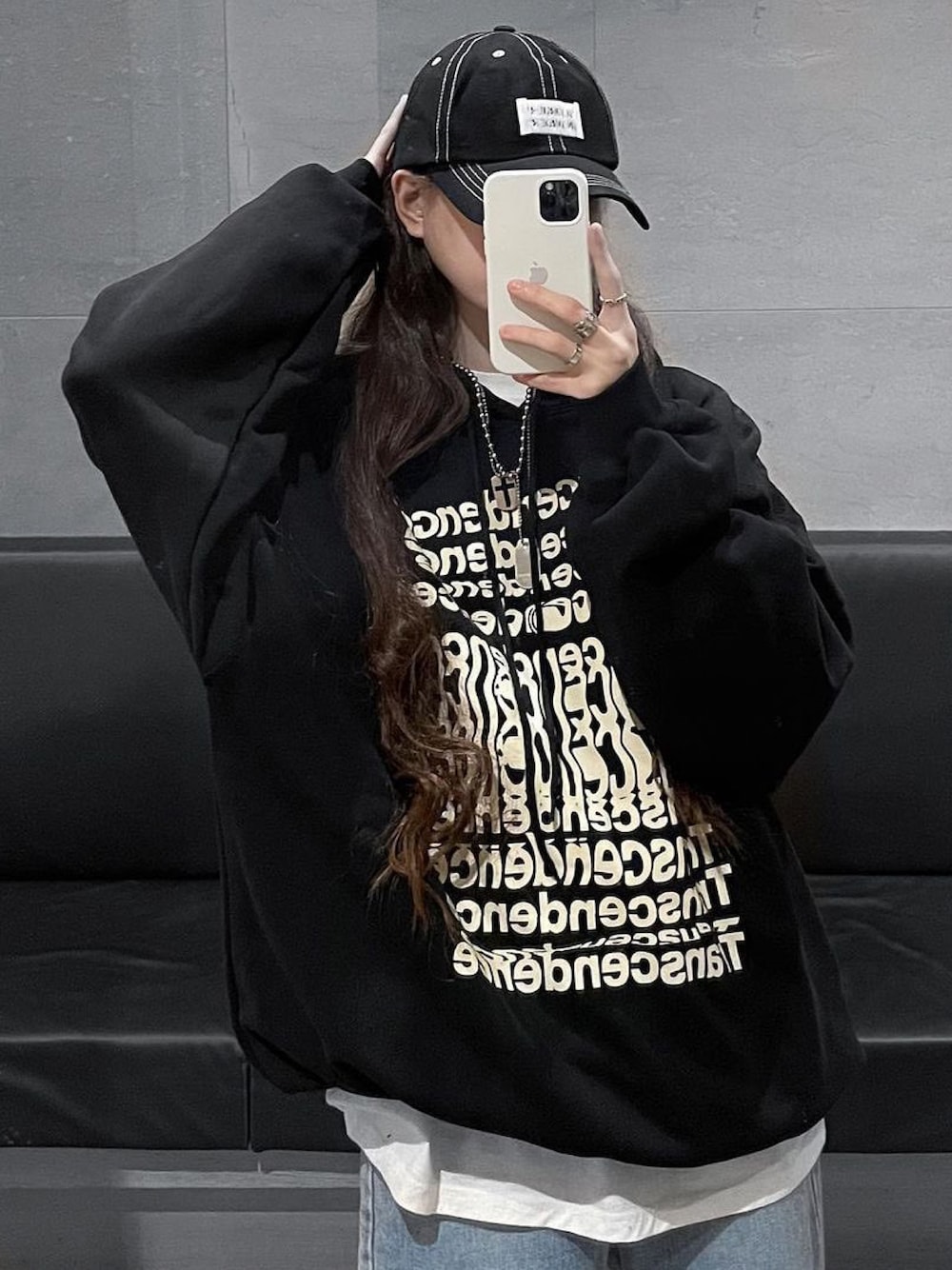 「ballcap、ILLEDIT、illedit、hoodie、daily look、street、streetfashion、korea、koreabrand、kpop、dancer、dancerstyle」｜「ILLEDIT のアイテム（パーカー、ブラック系）」を使った、COLLABONATIONさん（レディース・165cm）の冬コーディネートの1枚目の写真
