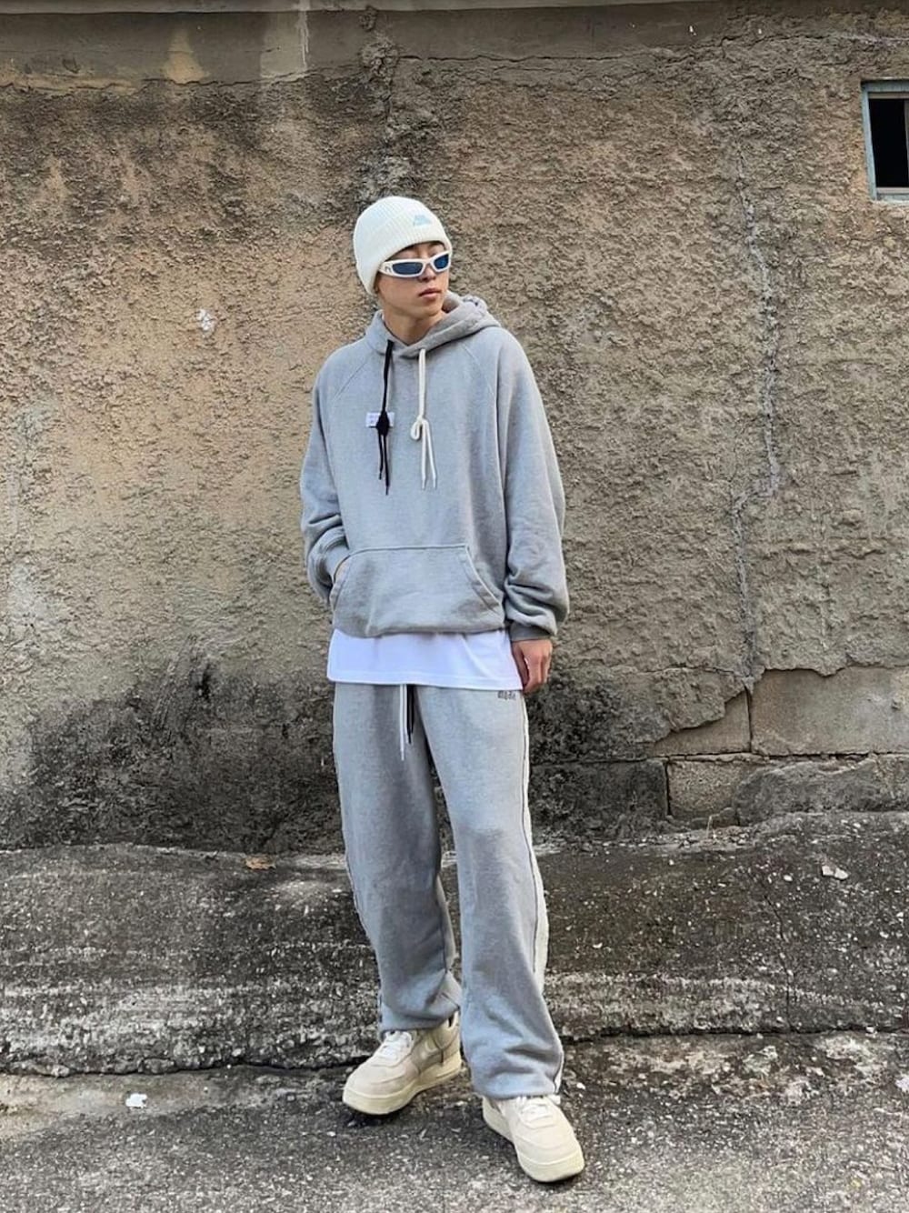 「street、korea、SET UP、kpop、streetfashion、korea style、dancer、dancerstyle、ILLEDIT、illedit」｜「ILLEDIT のアイテム（パーカー、グレー系）」を使った、COLLABONATIONさん（メンズ・175cm）の冬コーディネートの1枚目の写真